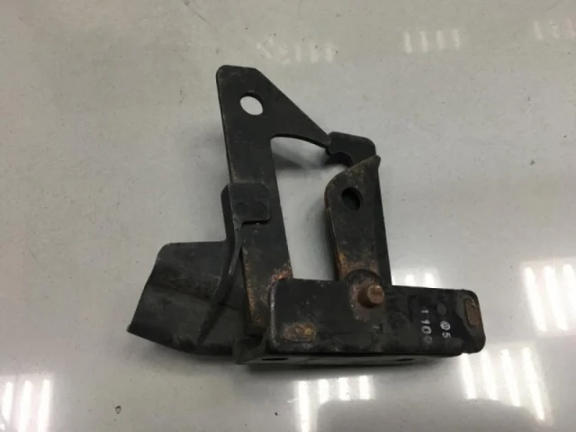 Замок капота правый для Mercedes-Benz C class W204 2007-2014 на фотографиях