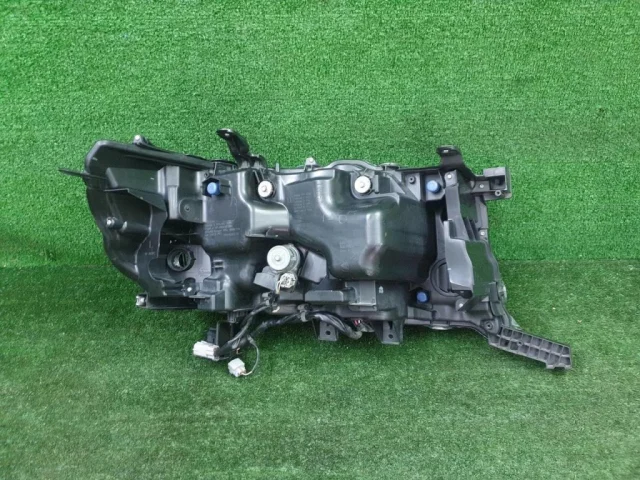 Фара левая для Toyota Land Cruiser J300 2021+ на фотографиях