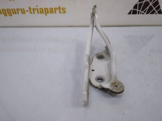 Петля капота левая для Skoda Octavia A7 rest на фотографиях