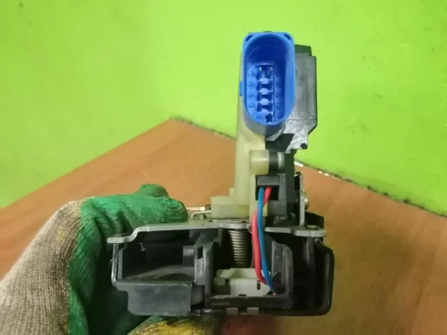 Уплотнитель передней правой двери для Skoda Octavia A5 на фотографиях