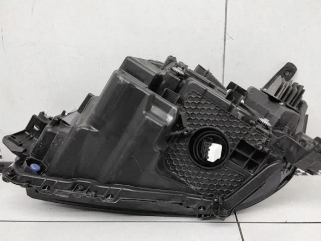 Фара правая для Toyota Land Cruiser J300 2021+ на фотографиях