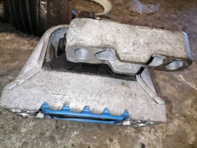 Опора двигателя задняя правая нижняя для Volkswagen Jetta 5 1K 2005-2010 на фотографиях