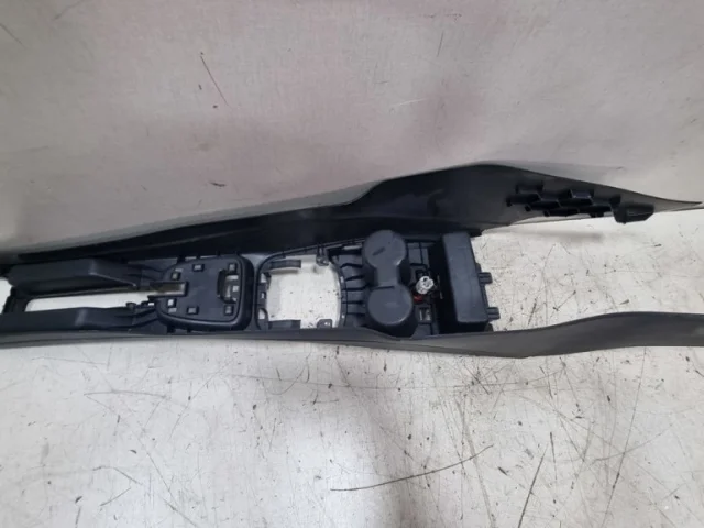 Крышка подлокотника для Volkswagen Polo V (6R) 2009-2014 на фотографиях