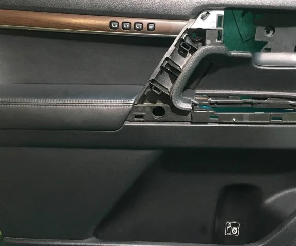 Обшивка двери передняя левая для Toyota Land Cruiser J200 Rest2 2015-2021 на фотографиях