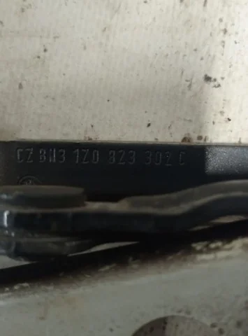 Петля капота правая для Skoda Octavia A5 на фотографиях