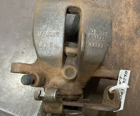 Суппорт задний правый для Audi A4 B7 2004-2008 на фотографиях