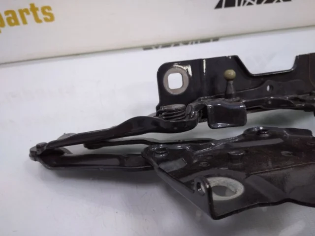 Петля капота левая для BMW X5 G05 2018+ на фотографиях