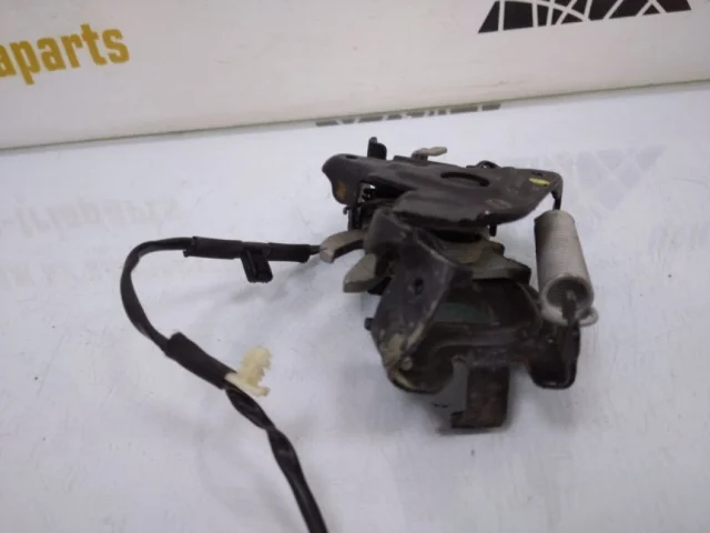 Замок капота левый для BMW 5er G30 2016-2023 на фотографиях