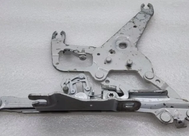 Петля капота левая для BMW X5 F15 (Ф15) 2013-2018 на фотографиях