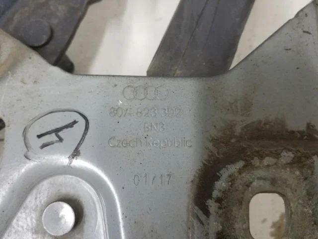 Петля капота левая для Audi Q5 8R 2008-2016 на фотографиях