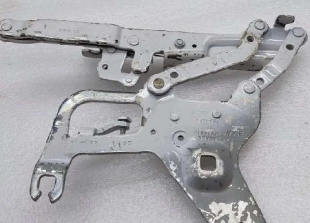 Петля капота левая для BMW X5 F15 (Ф15) 2013-2018 на фотографиях