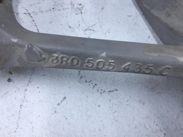 Цапфа задняя левая для Audi A6 C7 2010-2018 на фотографиях