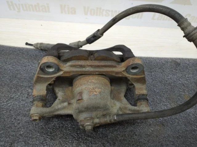 Суппорт передний правый для Skoda Octavia A7 на фотографиях