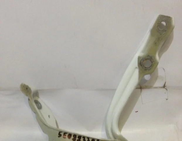 Петля капота левая для Skoda Octavia A7 на фотографиях