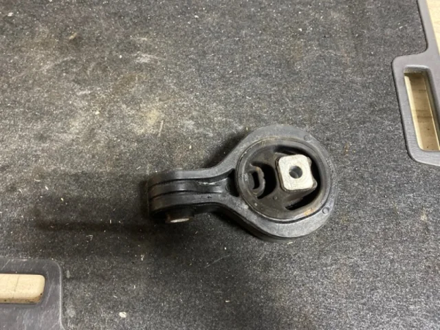 Опора двигателя передняя левая нижняя для Nissan Teana J32 2008-2013 на фотографиях