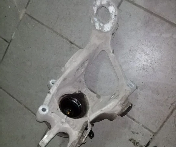 Цапфа задняя левая для Audi A6 C7 2010-2018 на фотографиях