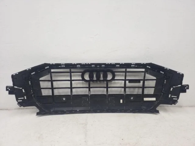 Решетка радиатора левая для Audi Q8 4M 2018-2023 на фотографиях