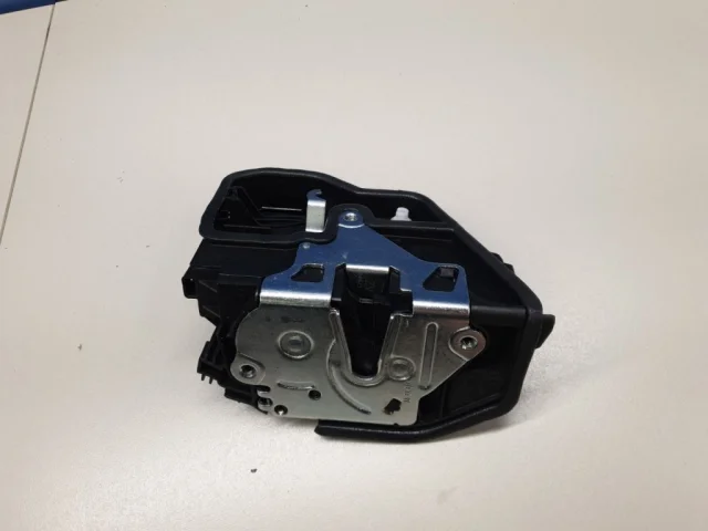 Уплотнитель передней правой двери для BMW 5er Ф10 Rest. 2014-2017 на фотографиях