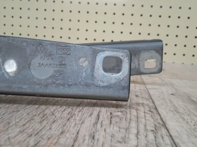 Петля капота левая для Volkswagen Passat (B7) 2010-2014 на фотографиях