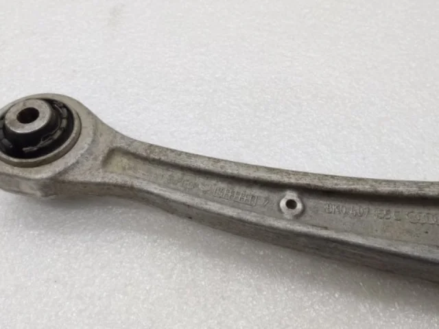 Качающийся рычаг левый для Audi A4 B8 2007-2015 на фотографиях