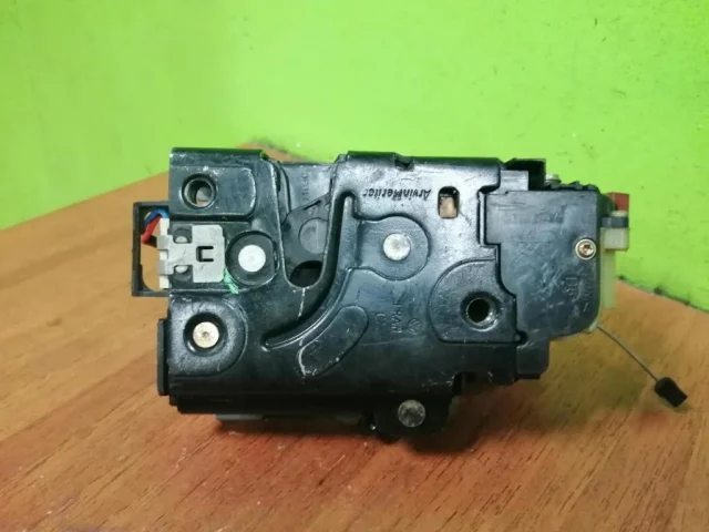 Уплотнитель передней правой двери для Skoda Octavia A5 на фотографиях