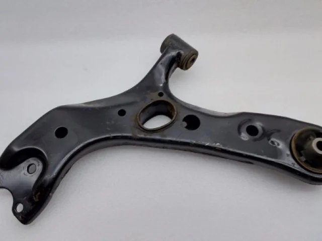 Рычаг передний левый нижний для Toyota RAV4 XA40 2013-2015 на фотографиях