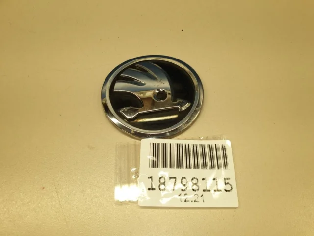 Эмблема на капот для Skoda Octavia A7 Tour на фотографиях