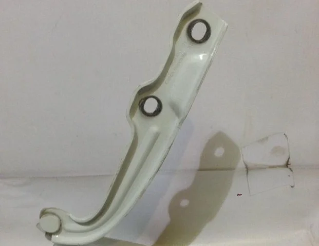 Петля капота левая для Skoda Octavia A7 на фотографиях