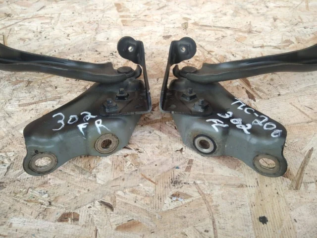 Петля капота левая для Toyota Land Cruiser 200 2007-2015 на фотографиях