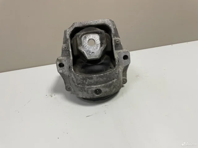 Опора двигателя передняя правая нижняя для Audi A4 B8 2007-2015 на фотографиях