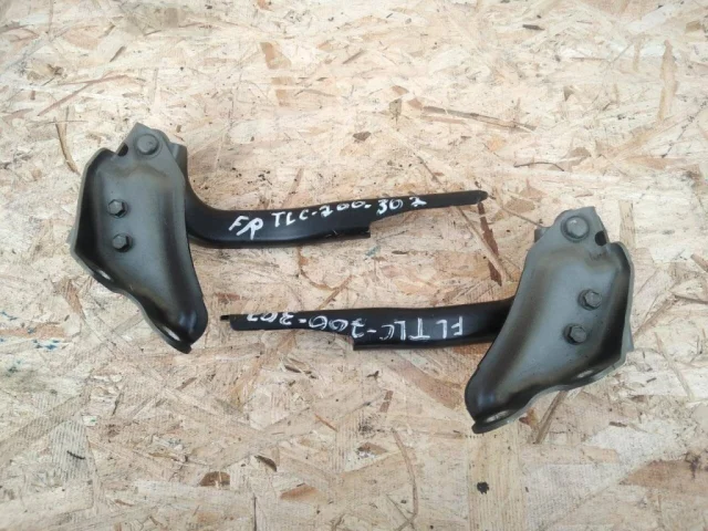 Петля капота левая для Toyota Land Cruiser 200 2007-2015 на фотографиях