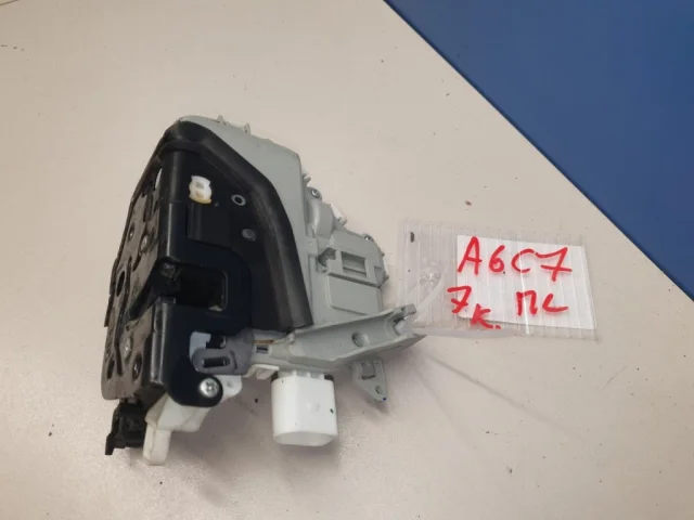 Уплотнитель передней правой двери для Audi A4 B8 2007-2015 на фотографиях