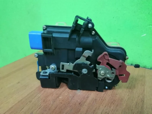 Уплотнитель передней правой двери для Skoda Octavia A5 на фотографиях