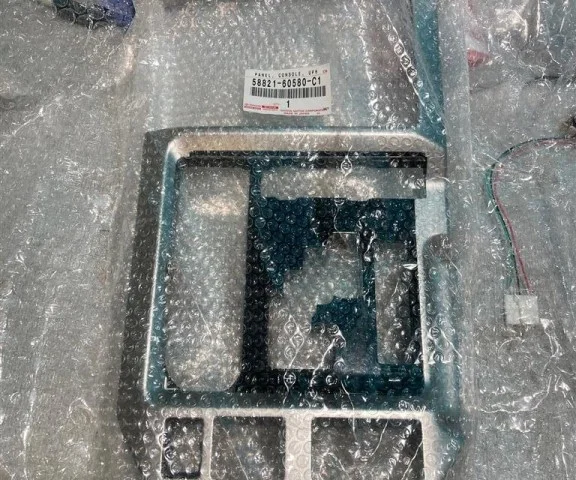 Накладка консоли АКПП (под дерево) для Toyota Land Cruiser J200 Rest2 2015-2021 на фотографиях