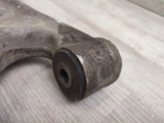 Рычаг передний правый нижний для Volkswagen Touareg II (7P5) 2010-2014 на фотографиях