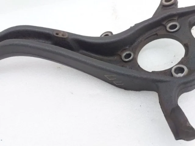 Кулак поворотный правый для Infiniti QX 80 2013-2022 на фотографиях