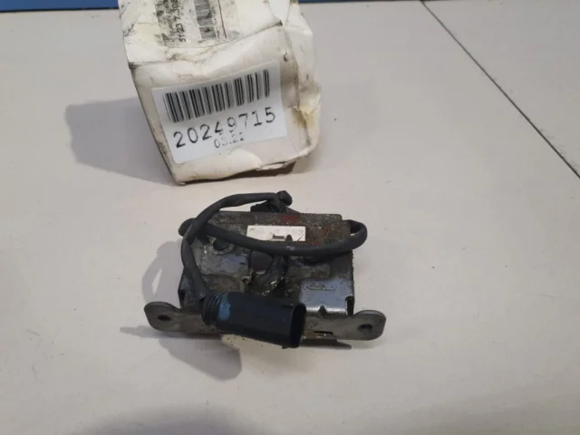 Замок капота левый для BMW X5 F15 (Ф15) 2013-2018 на фотографиях