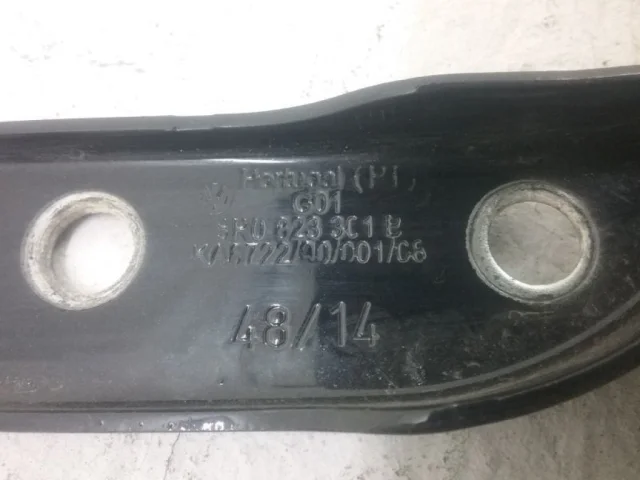 Петля капота левая для Audi Q5 8R 2008-2016 на фотографиях