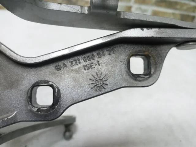 Петля капота левая для Mercedes-Benz S class W221 2005-2013 на фотографиях