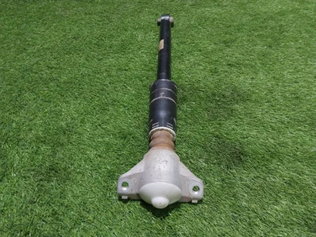 Амортизатор задний левый для Audi A4 B9 Avant 2015+ на фотографиях