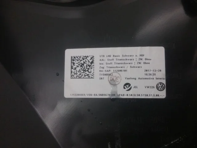 Уплотнитель передней правой двери для Volkswagen Tiguan II MK2 2016+ на фотографиях