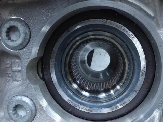 Цапфа задняя левая для Audi A6 C7 2010-2018 на фотографиях