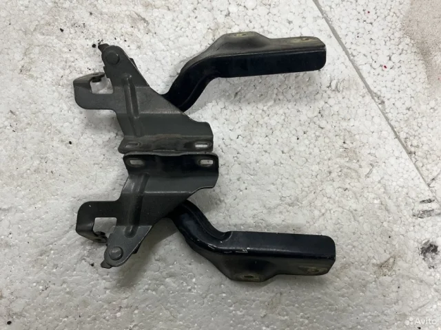 Петля капота левая для Nissan Almera G15 2012-2019 на фотографиях