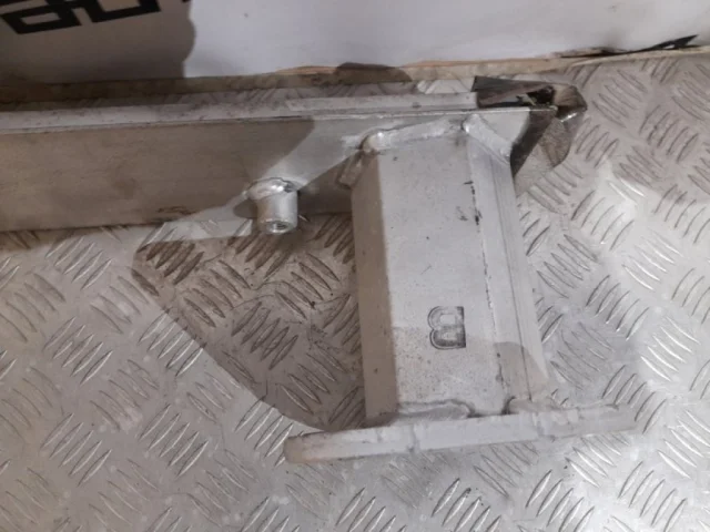 Усилитель заднего бампера для Citroen C4 Хэтчбек 2010-2016 на фотографиях