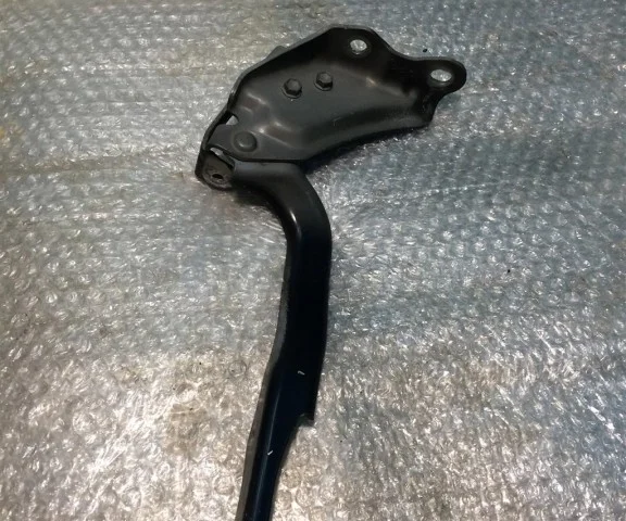 Петля капота левая для Toyota Land Cruiser 200 2007-2015 на фотографиях