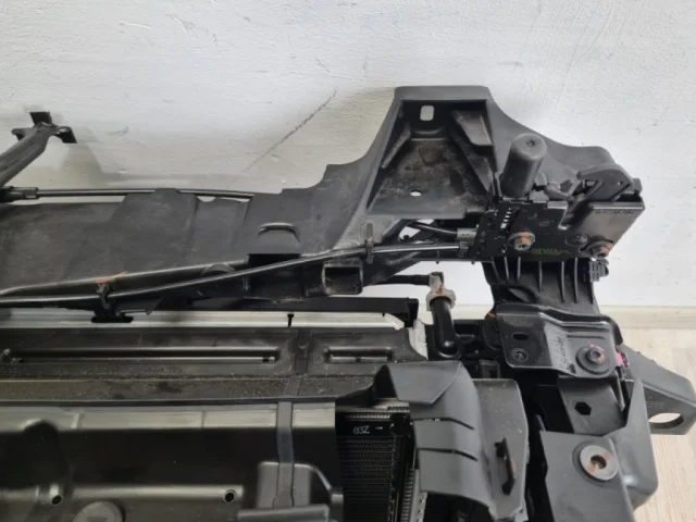 Панель радиатора (телевизор) для Audi Q8 4M 2018-2023 на фотографиях