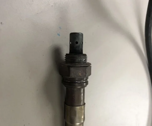 Лямбда-зонд (верхний) для Audi A6 C6 Avant 2004-2011 на фотографиях