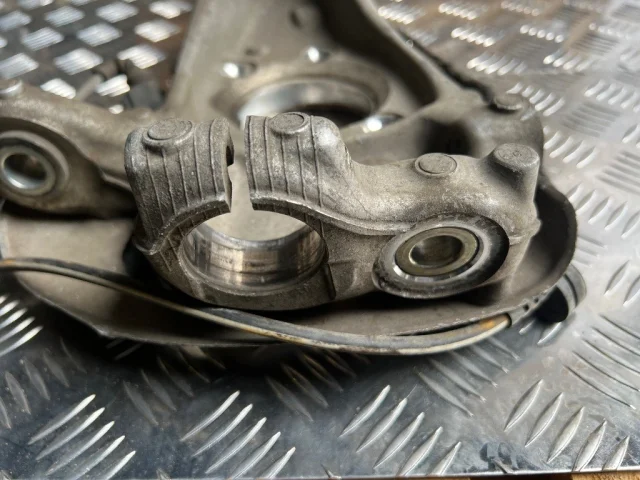 Кулак поворотный правый для Porsche Macan 95B 2014-2023 на фотографиях