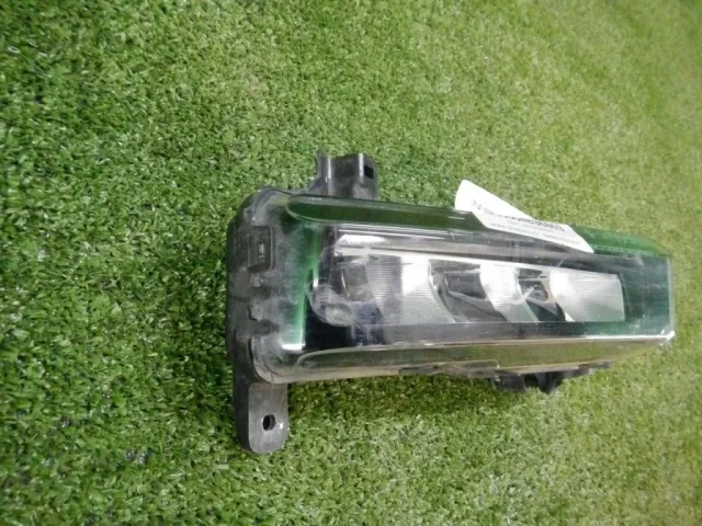 Дневной ходовой огонь правый для BMW 3er G20 2018+ на фотографиях