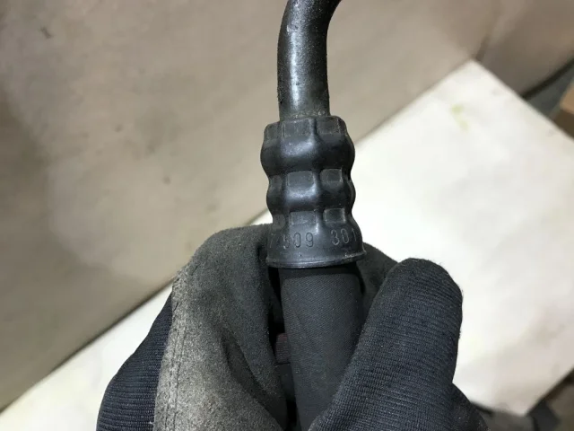 Трубка радиатора охлаждения АКПП (выпускная) для BMW X5 Е53 1999-2006 на фотографиях